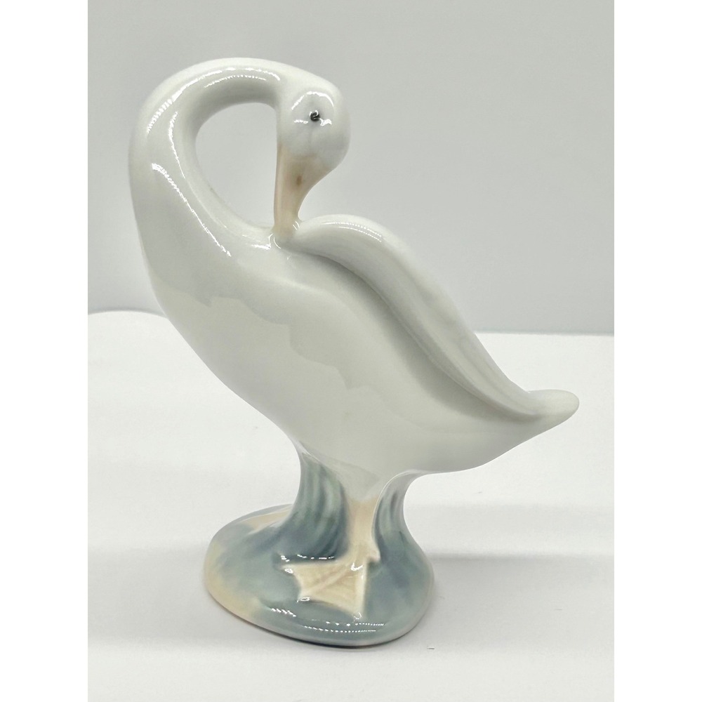 Lladro Preening Goose Porcelain Figurine White Glossy Made in Spain 4.5in